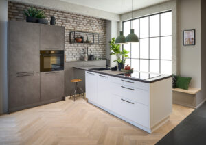 Kueche_24_METEOR_Quarzgrau_TOP_BRILLANT_Kristallweiss_1700x1200