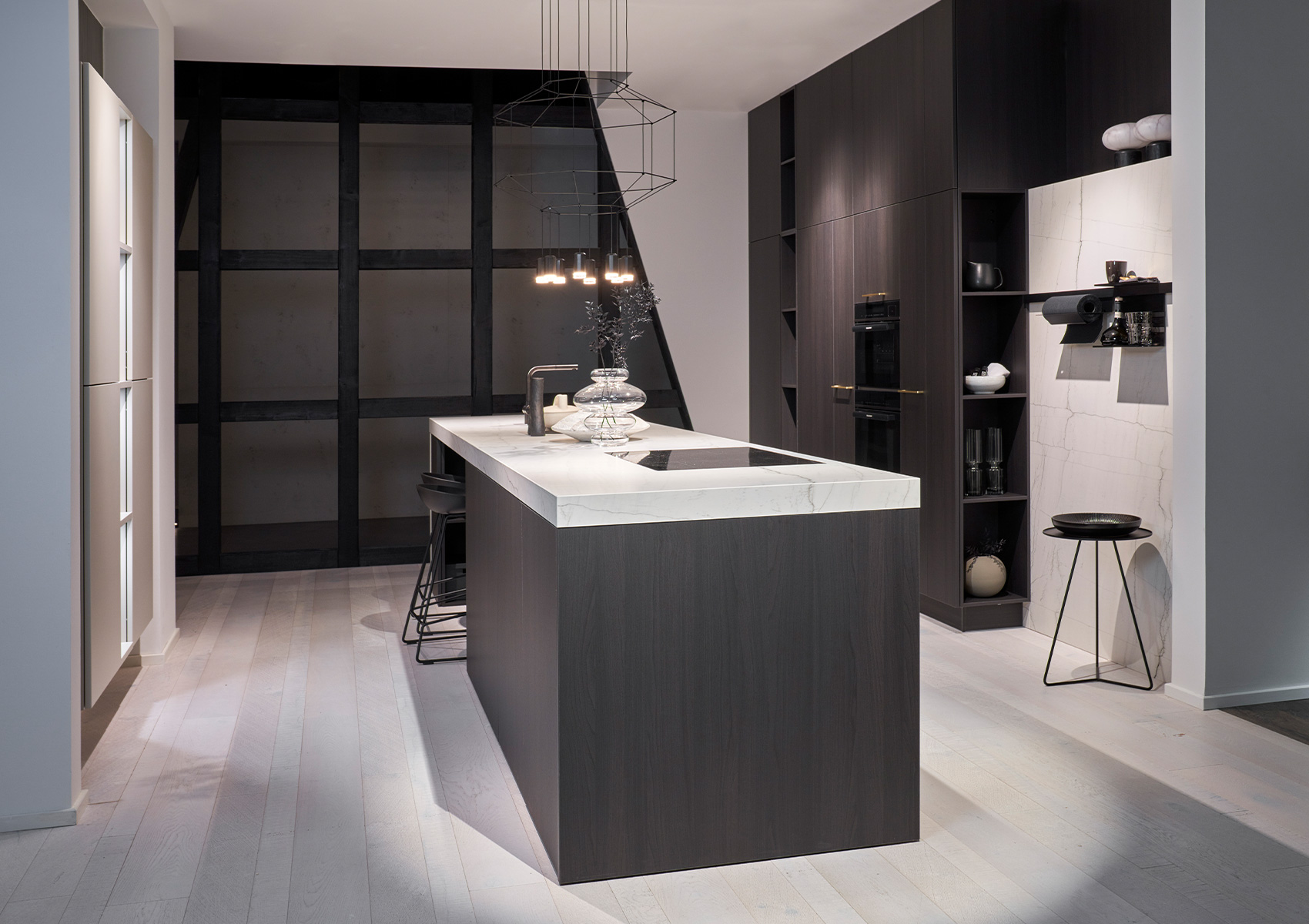 Kueche_40_AV2040_Feineiche_schwarz_AV6000_NCS_S_2005_Y20R_M