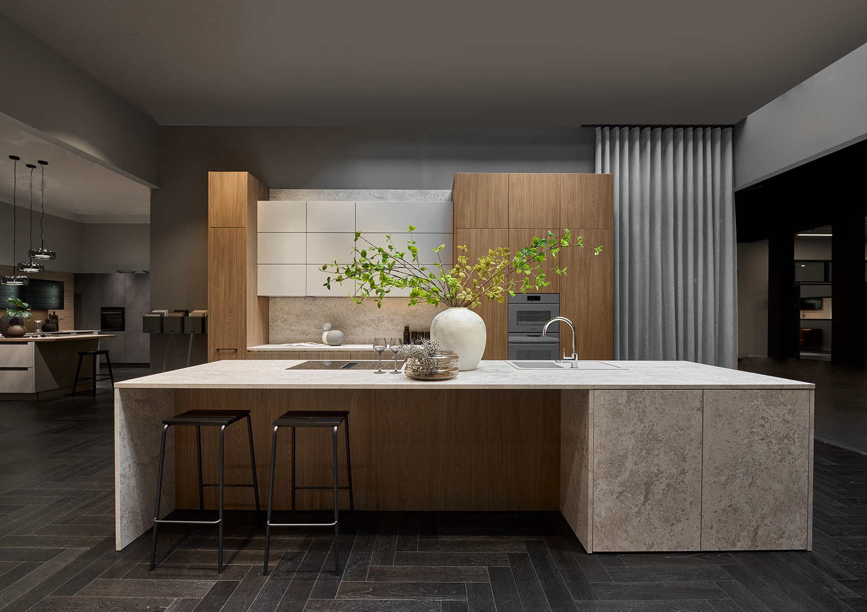 Kueche_32_b_AV2020_GL_Luxor_braun_AV3050_GL_Granit_beige_1700x1200 (1)